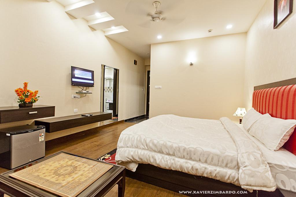 Hotel Krishna International Вріндаван Екстер'єр фото