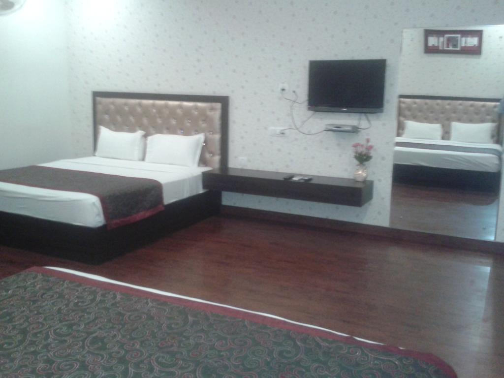 Hotel Krishna International Вріндаван Номер фото