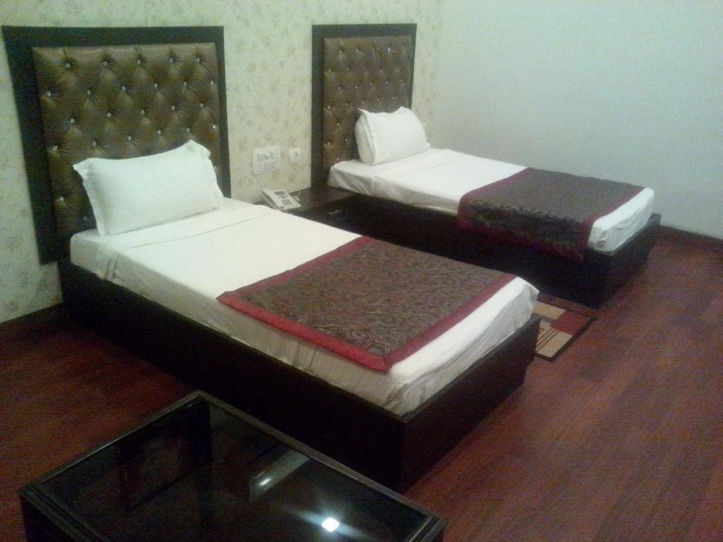 Hotel Krishna International Вріндаван Номер фото