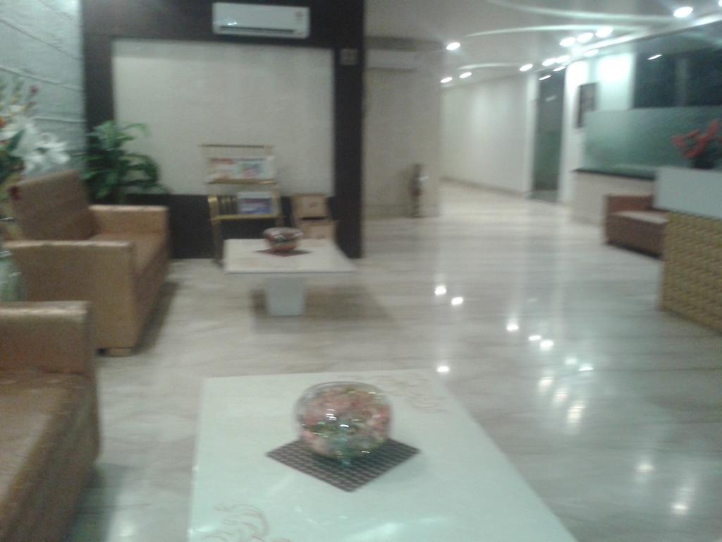 Hotel Krishna International Вріндаван Екстер'єр фото