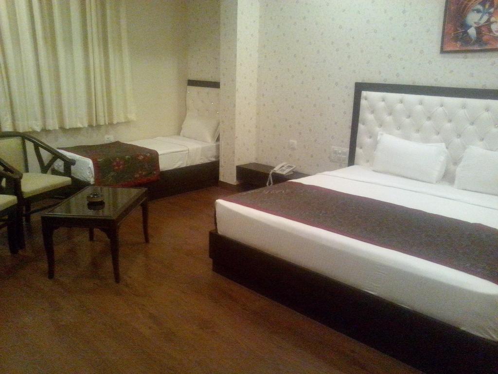 Hotel Krishna International Вріндаван Номер фото