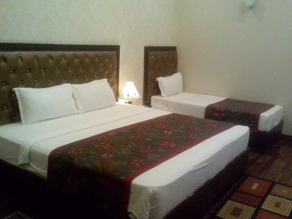 Hotel Krishna International Вріндаван Номер фото